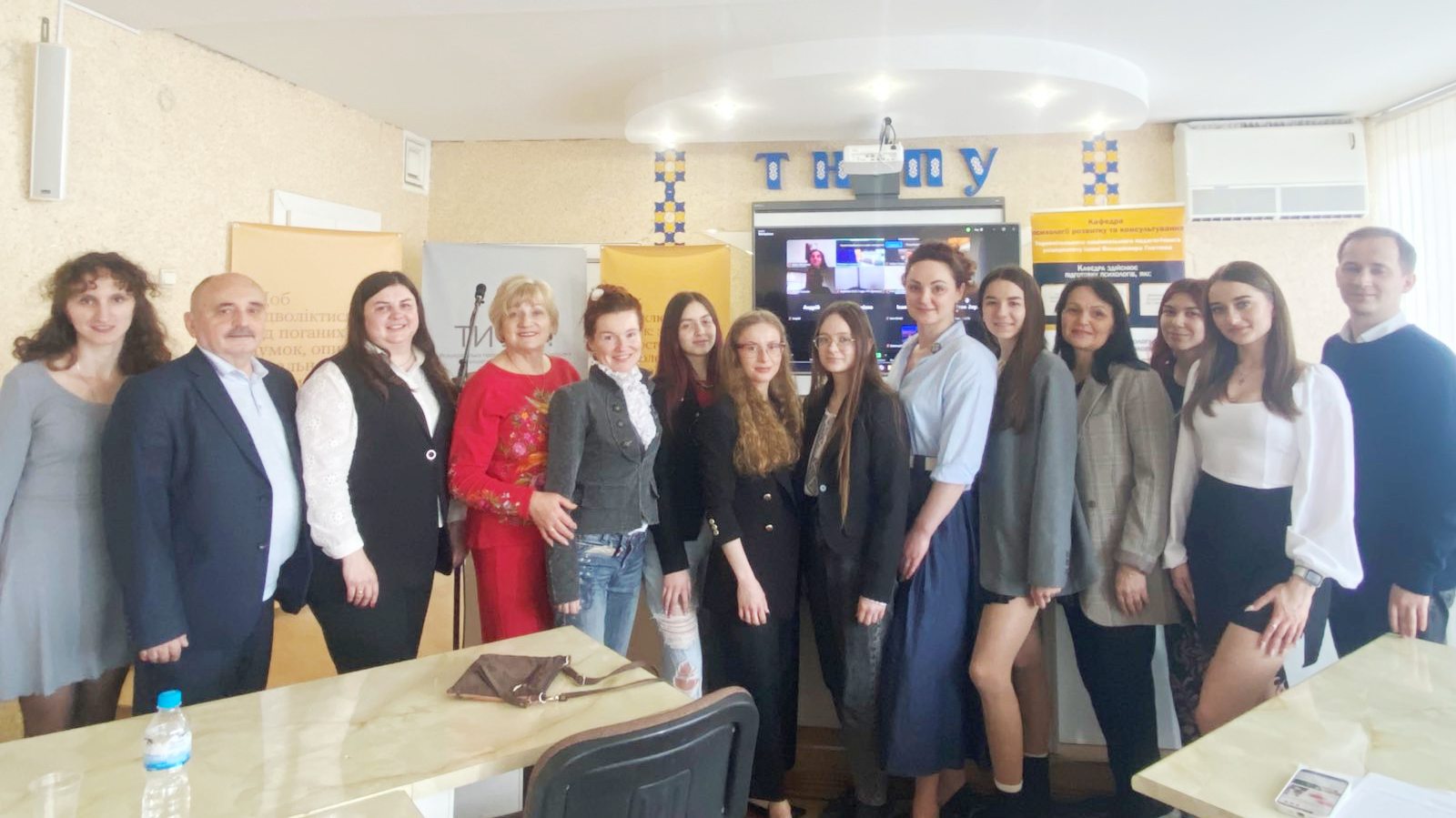 Учасники секційного засідання в офлайн і онлайн форматі.jpg